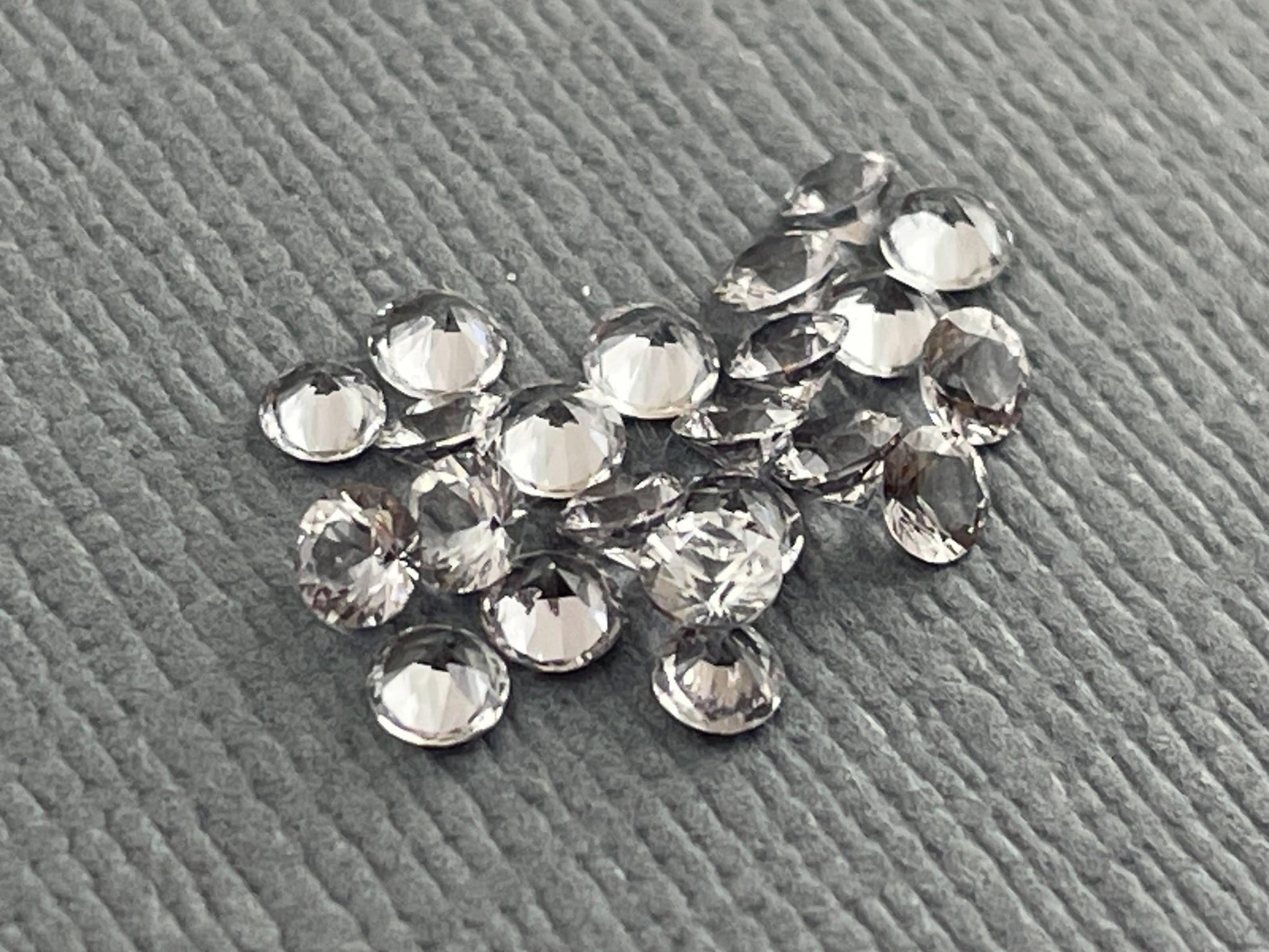 2.5mm Platinum Spinel Faceted Round | Mozambique Natural Gemstone - Spinel - Gem Enthusiast