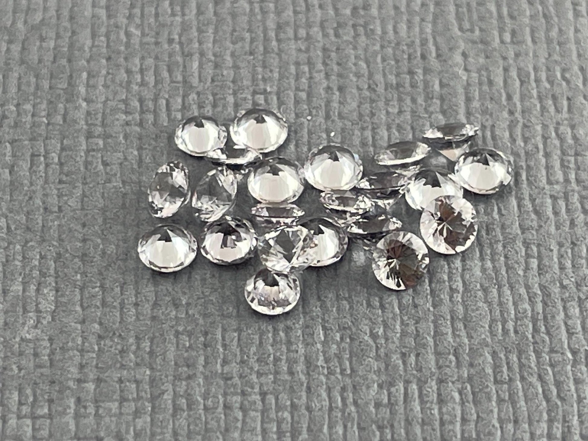 2.5mm Platinum Spinel Faceted Round | Mozambique Natural Gemstone - Spinel - Gem Enthusiast