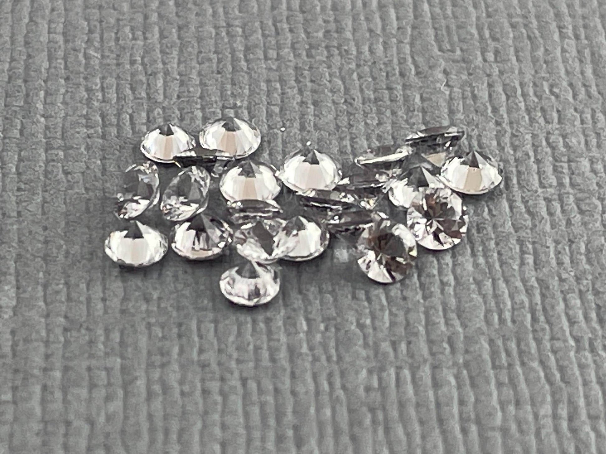 2.5mm Platinum Spinel Faceted Round | Mozambique Natural Gemstone - Spinel - Gem Enthusiast