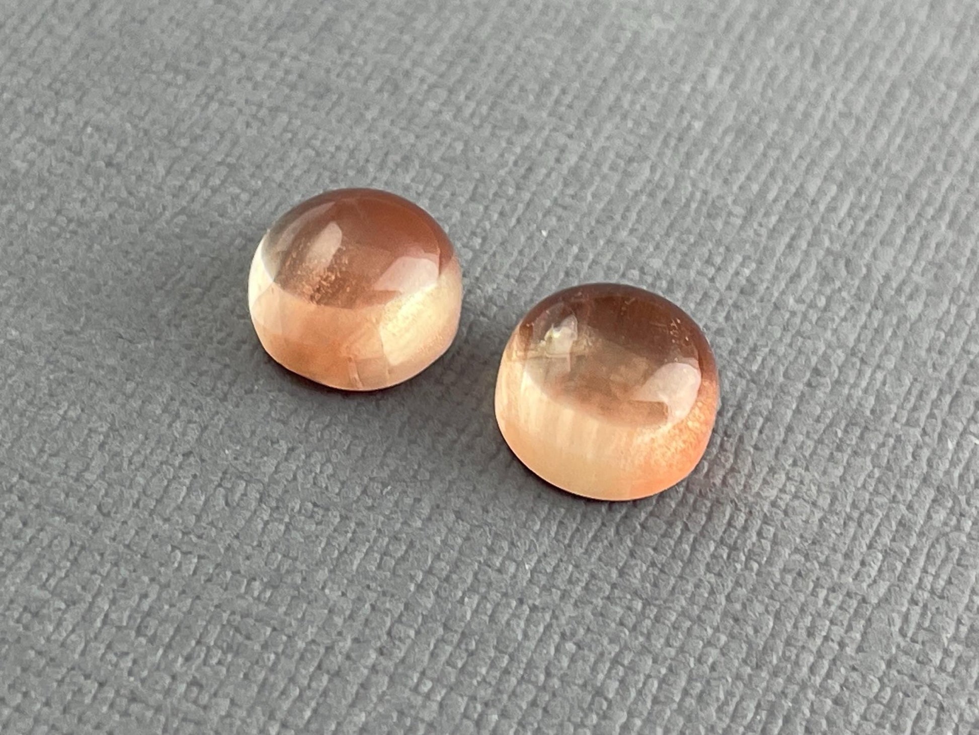 9mm Oregon Sunstones Round Cabochon Pair with Schiller | 7.2 carats | OSC263 - Oregon Sunstone - Gem Enthusiast