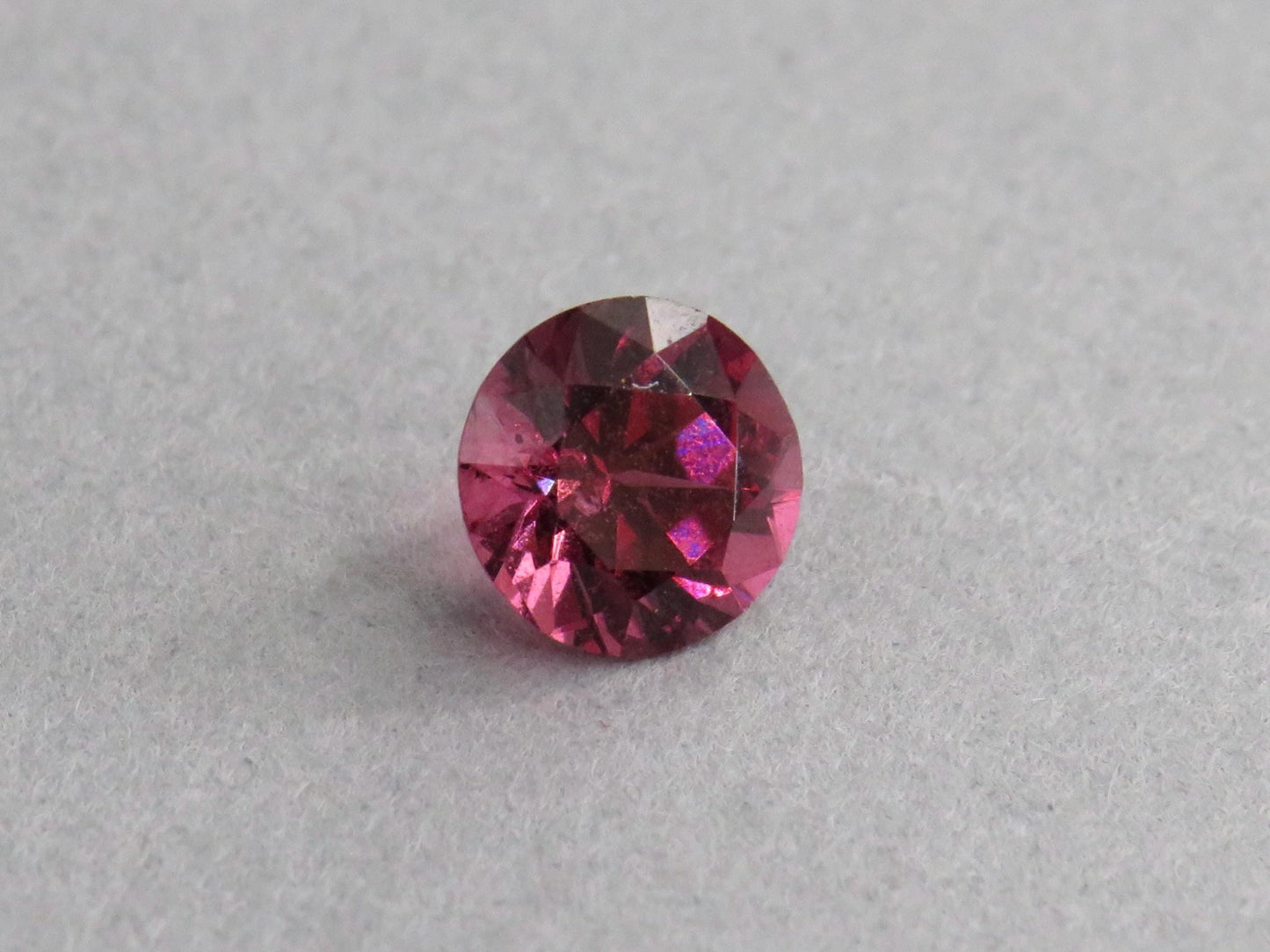 Rhodolite Garnet | 5.6mm Faceted Round Gemstone | Tanzania | GR102 - Gem Enthusiast
