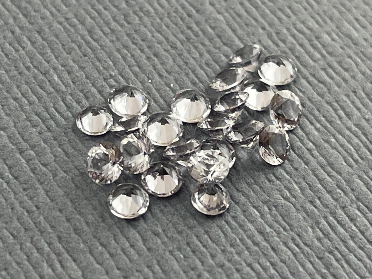 2.5mm Platinum Spinel Faceted Round | Mozambique Natural Gemstone - Spinel - Gem Enthusiast