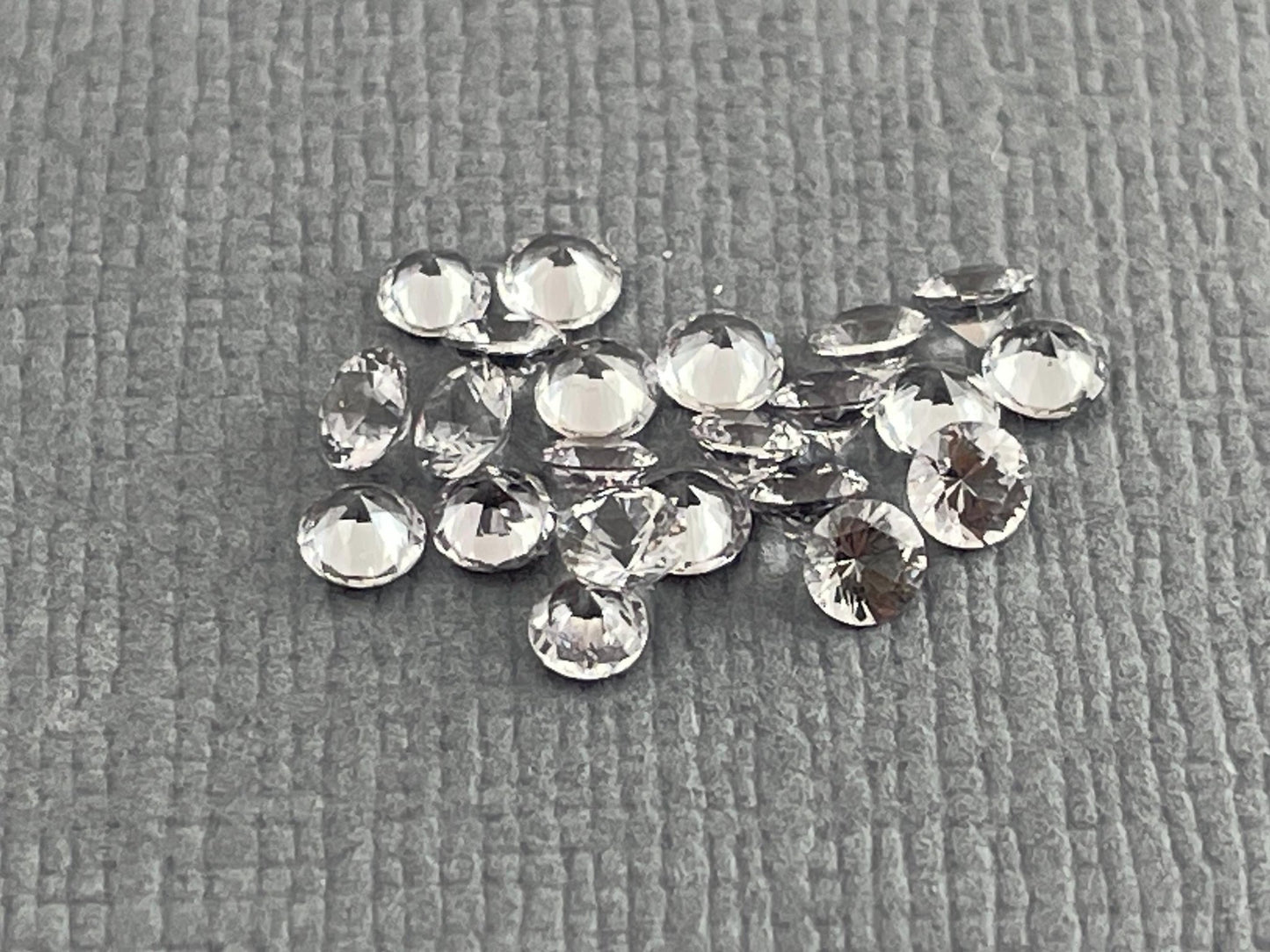 2.5mm Platinum Spinel Faceted Round | Mozambique Natural Gemstone - Spinel - Gem Enthusiast