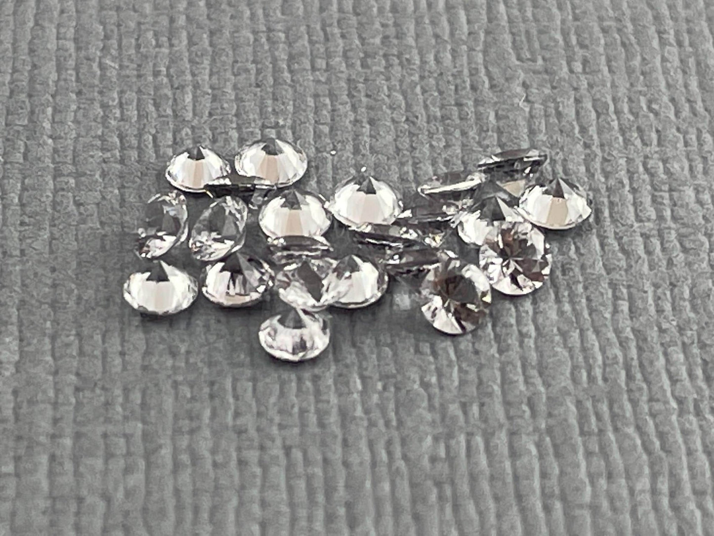 2.5mm Platinum Spinel Faceted Round | Mozambique Natural Gemstone - Spinel - Gem Enthusiast