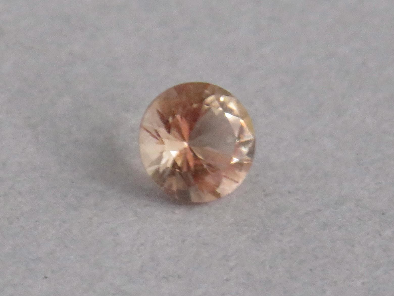 4.5mm Oregon Sunstone Faceted Round | Natural American Gemstone | 0.32ct | OSF242 - Gem Enthusiast