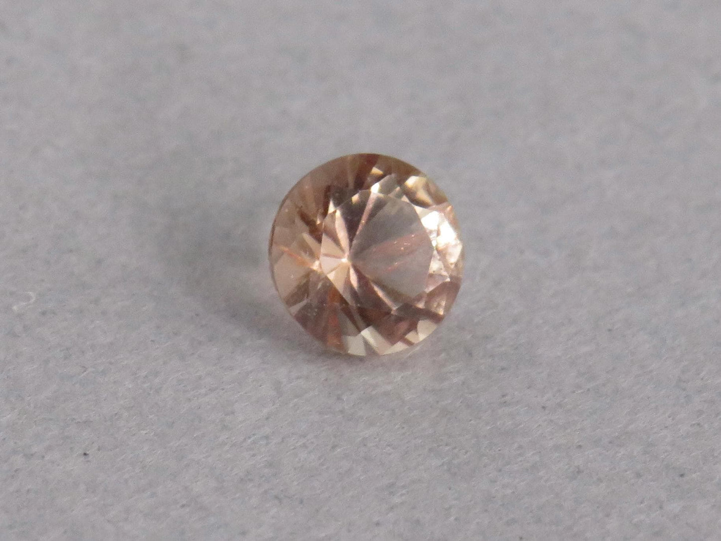 4.5mm Oregon Sunstone Faceted Round | Natural American Gemstone | 0.32ct | OSF242 - Gem Enthusiast