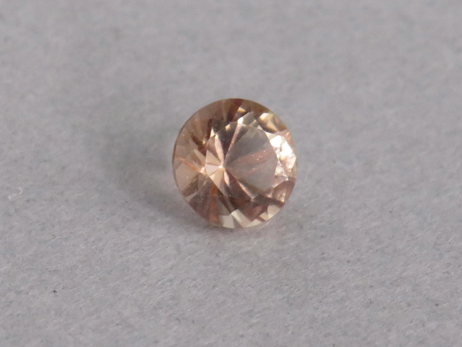 4.5mm Oregon Sunstone Faceted Round | Natural American Gemstone | 0.32ct | OSF242 - Gem Enthusiast