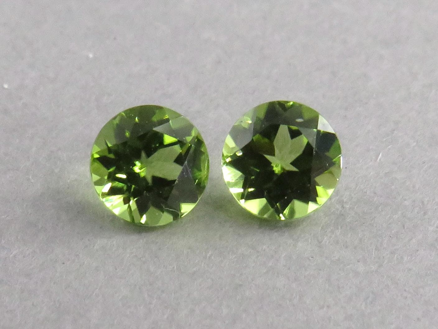 Arizona Peridot 5.5mm Round Pair | Round Natural Stone | PE213 - Gem Enthusiast