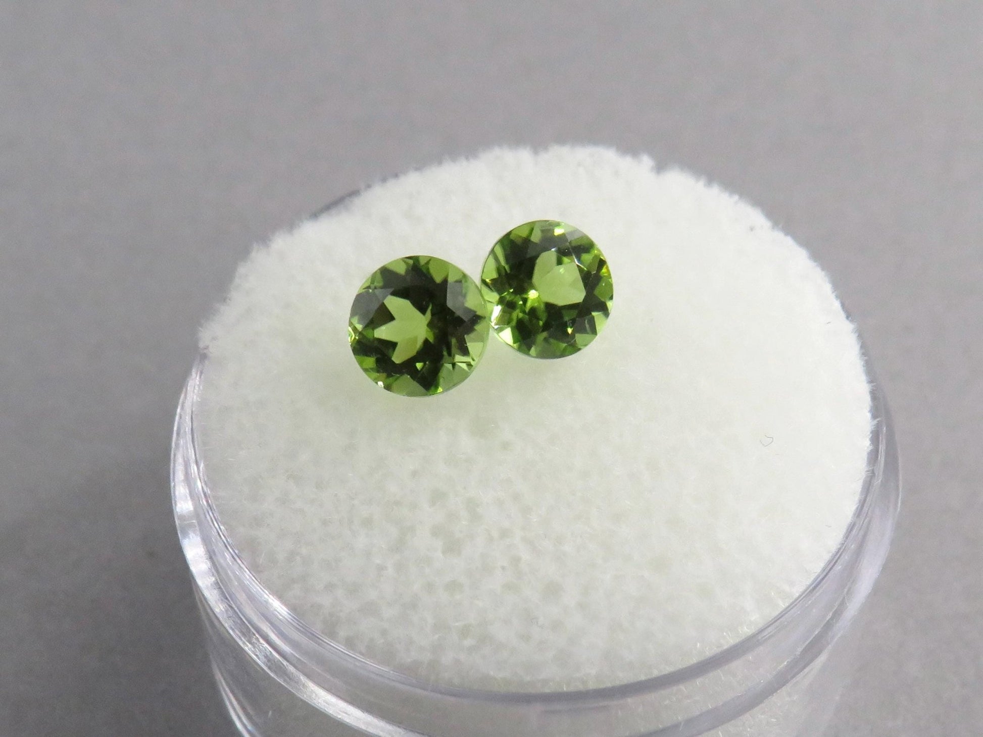 Arizona Peridot 5.5mm Round Pair | Round Natural Stone | PE213 - Gem Enthusiast