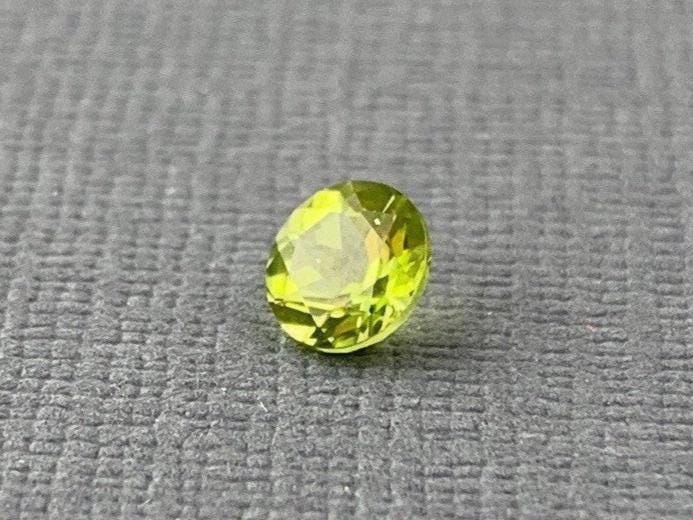 Arizona Peridot | 3mm 3.5mm | Loose Round Faceted Gemstone | Mined in the USA - Arizona Peridot - GemEnthusiast