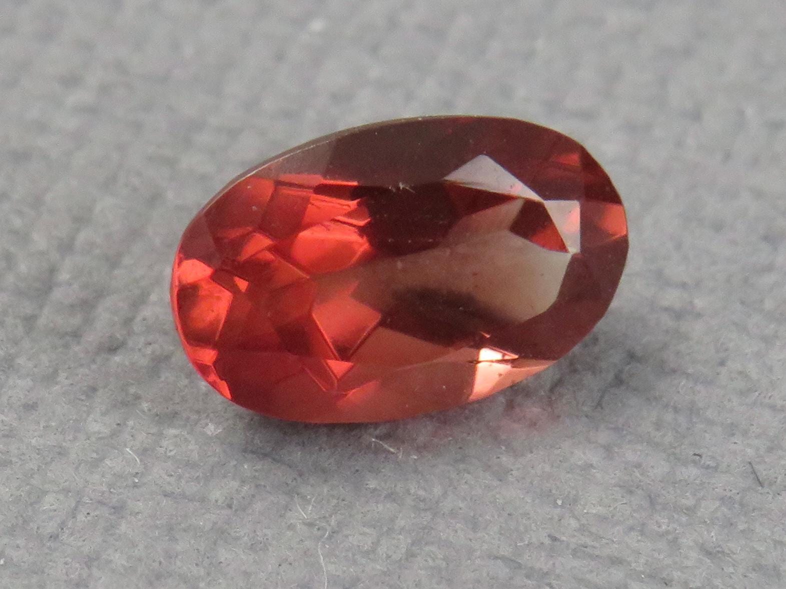Oregon Sunstone - Faceted Oval | 8x5mm, 0.9ct | Oregon USA | OSF219 - Gem Enthusiast
