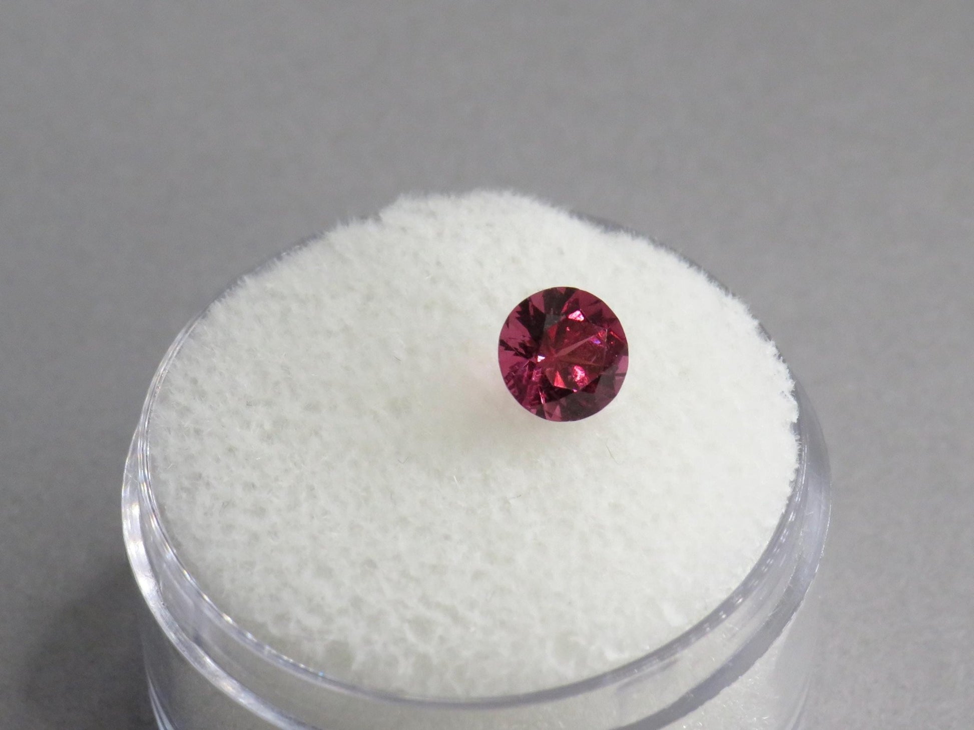 Rhodolite Garnet | 5.6mm Faceted Round Gemstone | Tanzania | GR102 - Gem Enthusiast