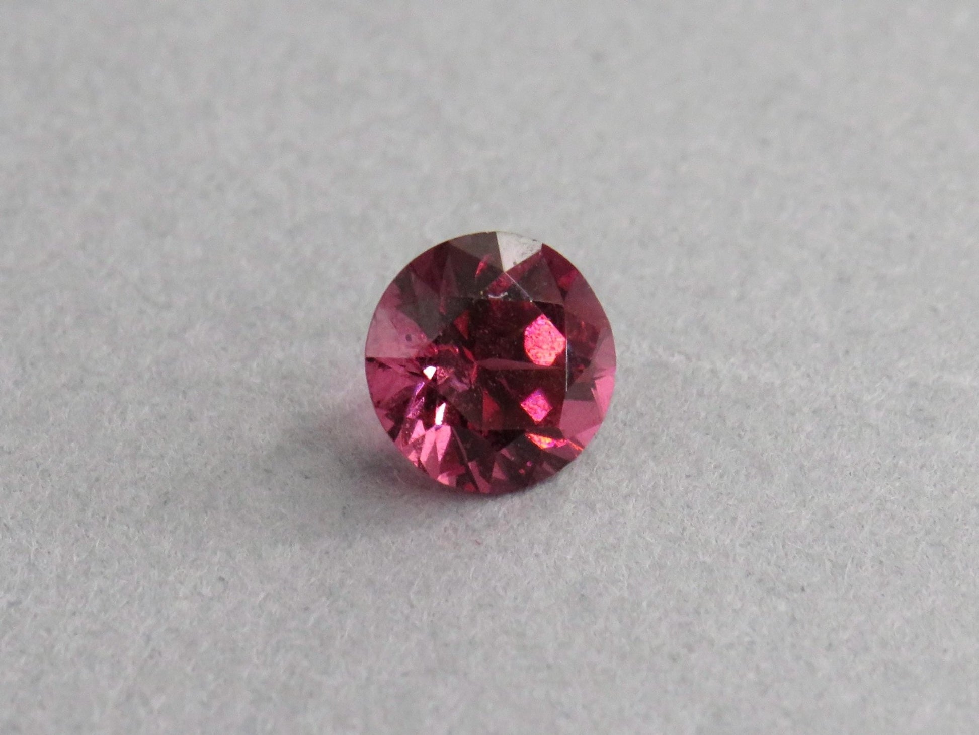 Rhodolite Garnet | 5.6mm Faceted Round Gemstone | Tanzania | GR102 - Gem Enthusiast