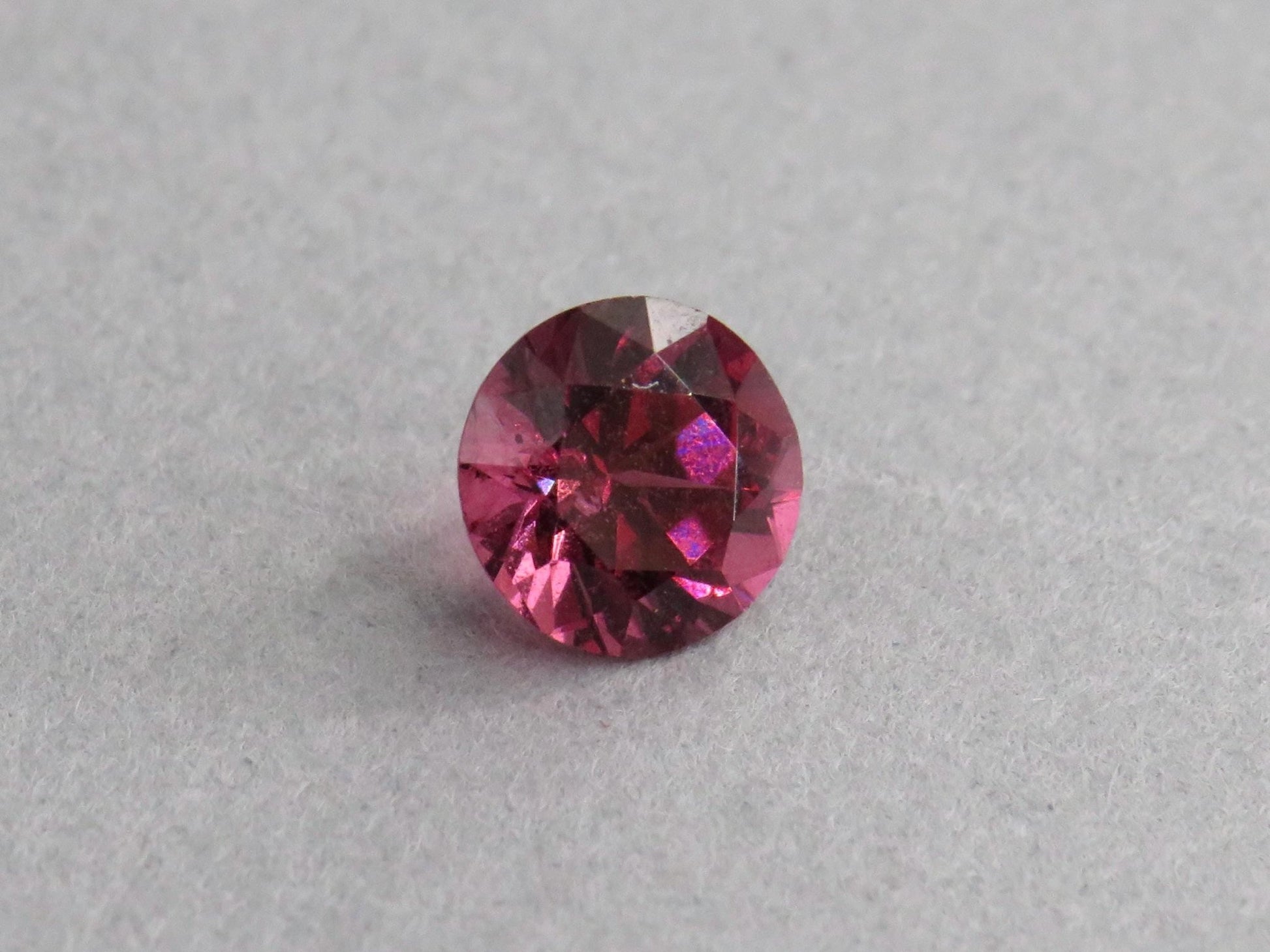 Rhodolite Garnet | 5.6mm Faceted Round Gemstone | Tanzania | GR102 - Gem Enthusiast